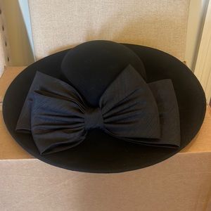 Hat/shangtun bow on black felt hat from herringstones